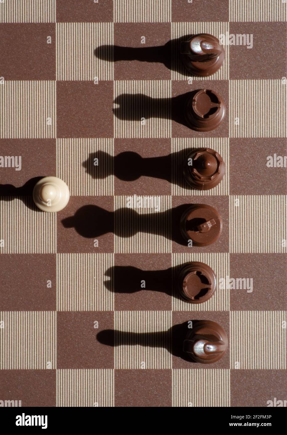 le petit pion sur le plateau d'échecs a dépassé le concept d'adversité plus grand de l'adversaire, discimination, égalité . Banque D'Images