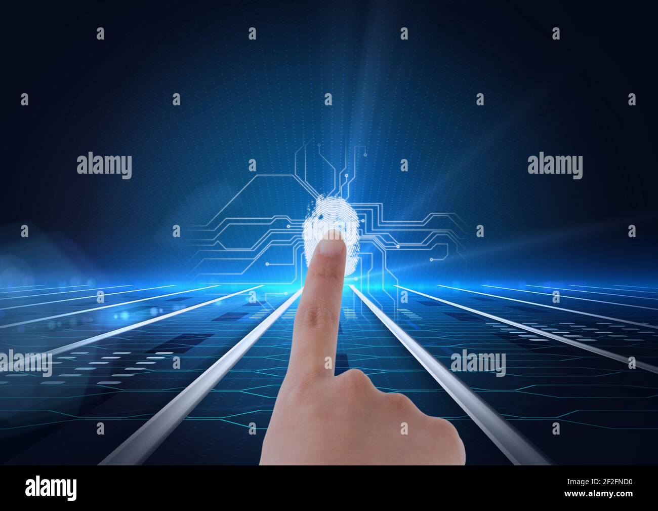 Détection du doigt par l'homme sur le scanner biométrique contre les connexions du microprocesseur sur arrière-plan bleu Banque D'Images