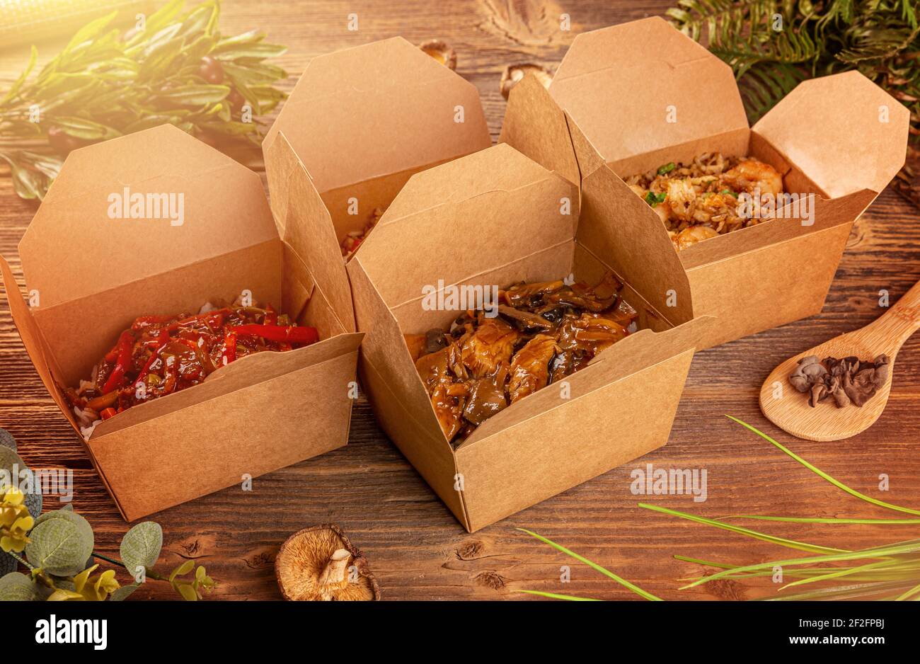 Plats chinois épicés à emporter. Cuisine de rue chinoise sur fond de bois Banque D'Images Plats chinois épicés à emporter. Cuisine de rue chinoise sur fond de bois Banque D'Images