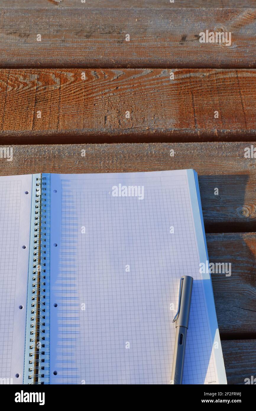 Ordinateur portable ouvert et stylo plume Lamy extérieur sur un bureau en bois Banque D'Images