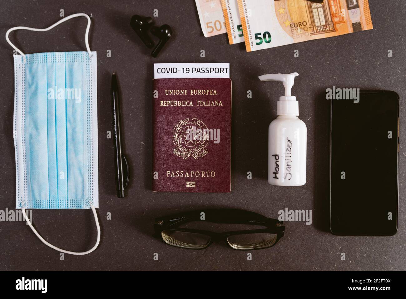 concept de voyage d'affaires avec passeport de vaccination de covid avec passeport d'immunité de covid19. désinfectant pour les mains et téléphone mobile et argent avec masque facial, t Banque D'Images