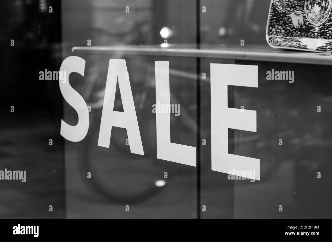 Noir et blanc, vente, typographie sur la fenêtre de la boutique Banque D'Images