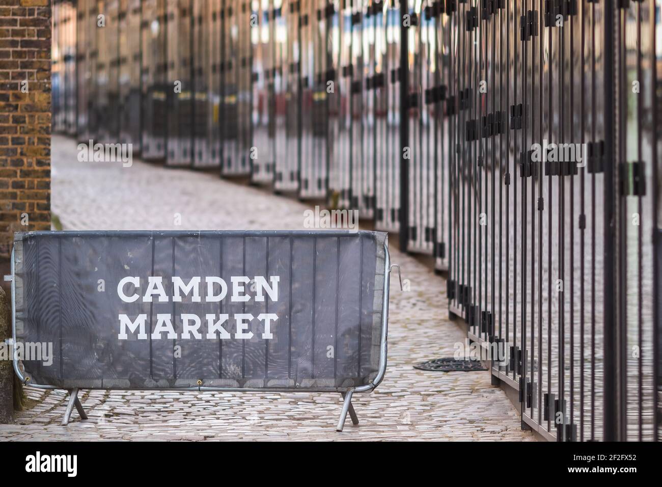 Londres, Royaume-Uni - 26 février 2021 - la rangée d'étals est fermée au marché de Camden pendant le confinement national Banque D'Images