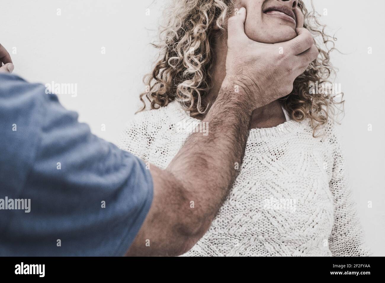 Violence et abus agression homme contre femme dans la criminalité à domicile lancez le concept avec un homme tenant une femme et battez-la - peur des femmes et violence Banque D'Images