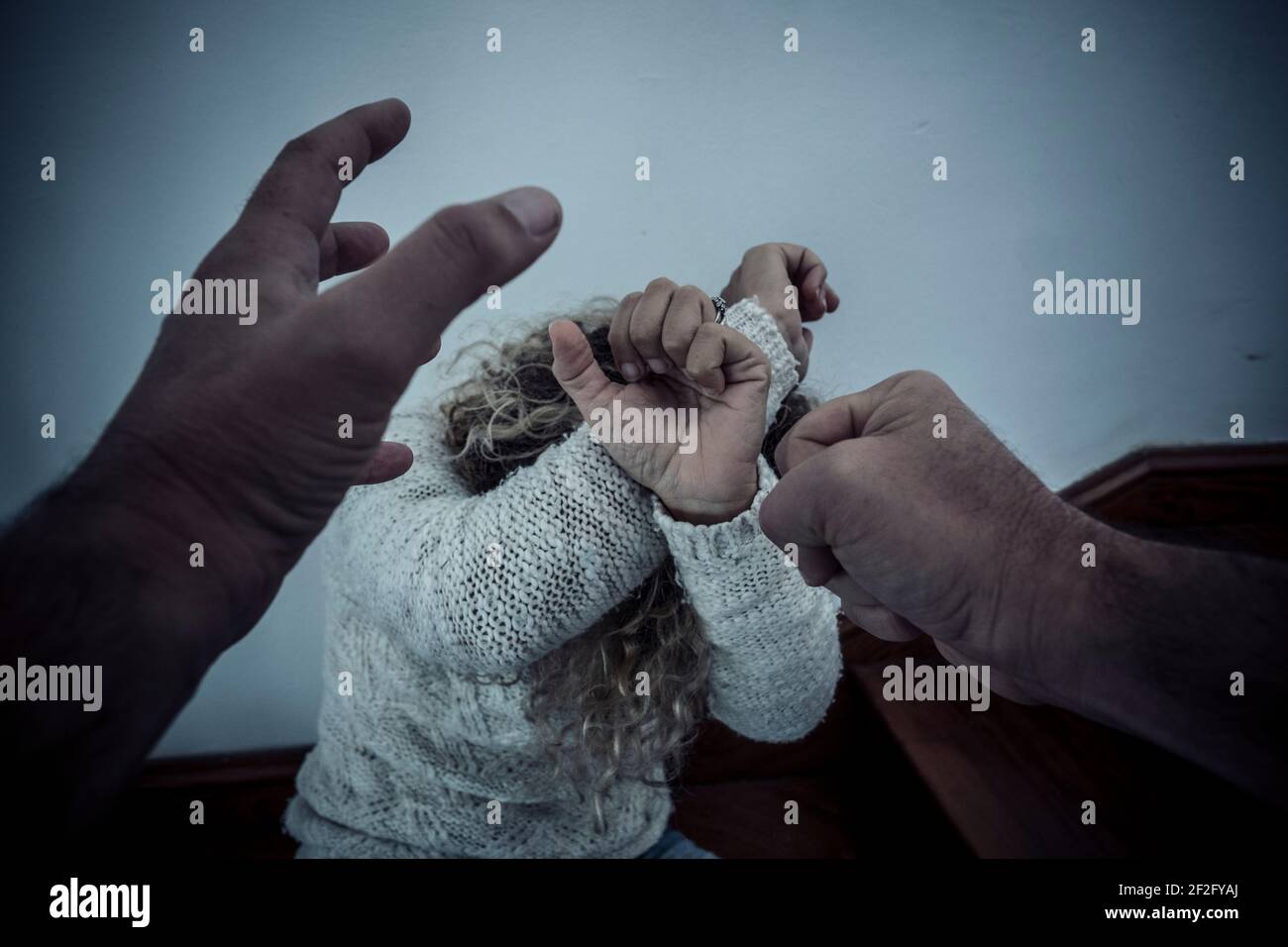 Les femmes abusent et la violence domestique dans la famille de mauvaise relation problèmes de couple - point de vue de l'homme prêt à battez une femme assise sur le gr Banque D'Images