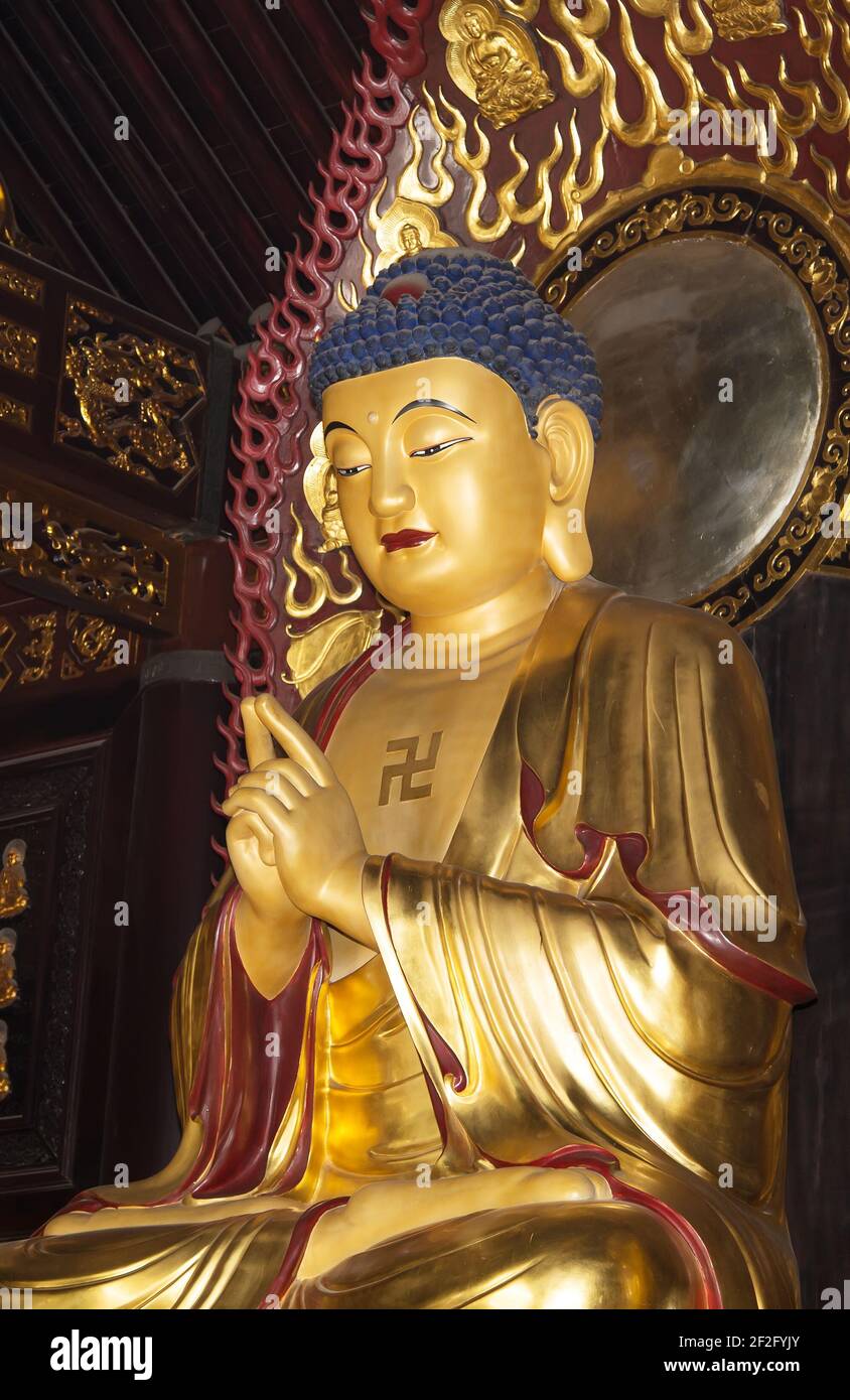 Temple bouddhiste. Statue d'or de Bouddha-- sud du Xian (Sian, Xi'an), province de Shaanxi, Chine Banque D'Images
