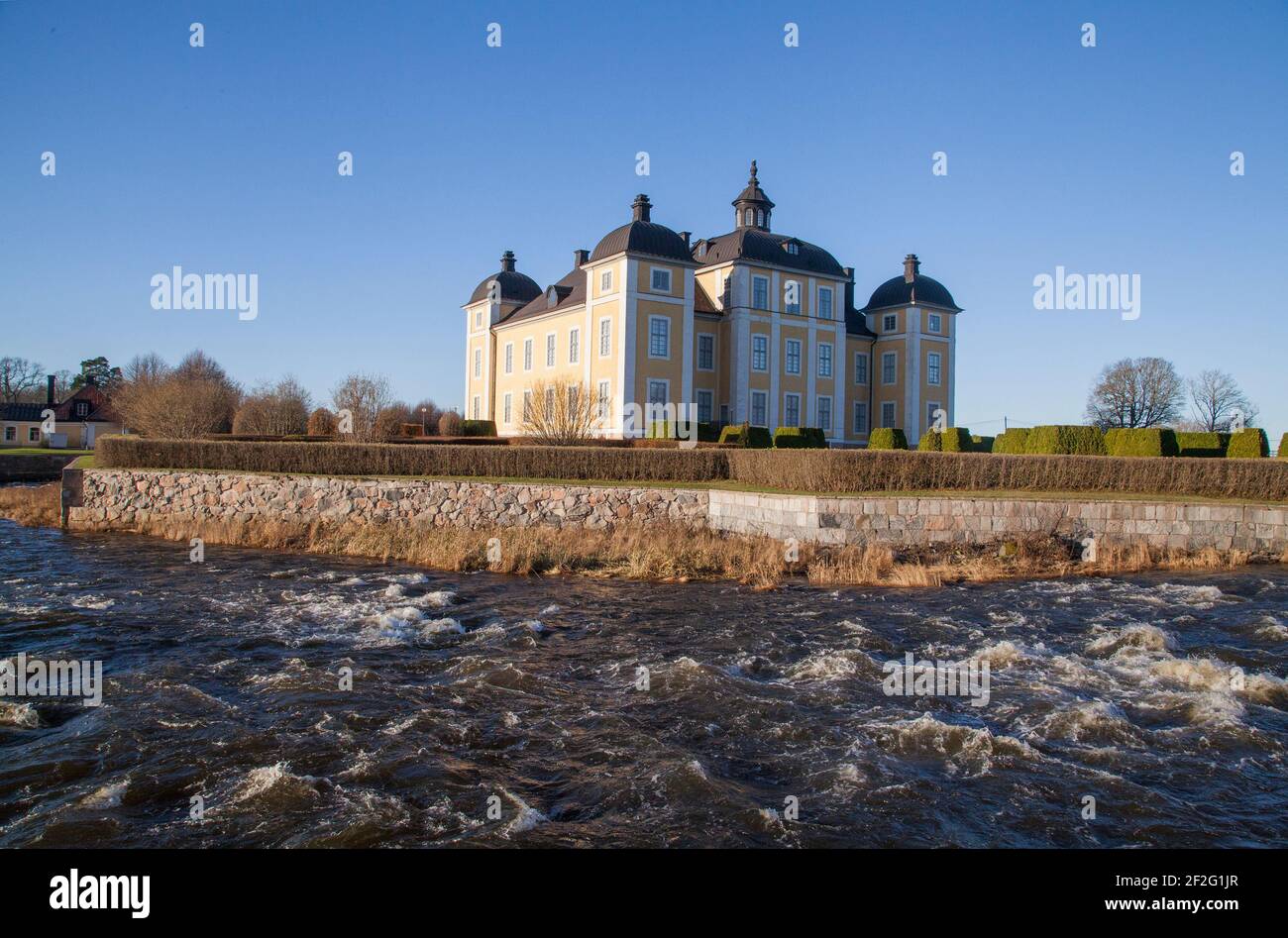 Le palais STRÖMSHOLM de Västmanland est un palais royal suédois, le baroque le palace est situé sur une île de Kolbäcksån, à River.its. Une forteresse de 1550 établie par le roi Gustav Vasa Banque D'Images