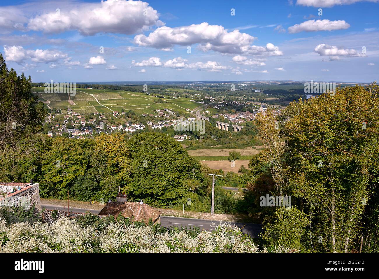 Vue aérienne de Saint-Satur et de son viaduc vu de la ville de Sancerre. Saint-Satur est une commune française, située dans le département du cher et la région Centre. Banque D'Images