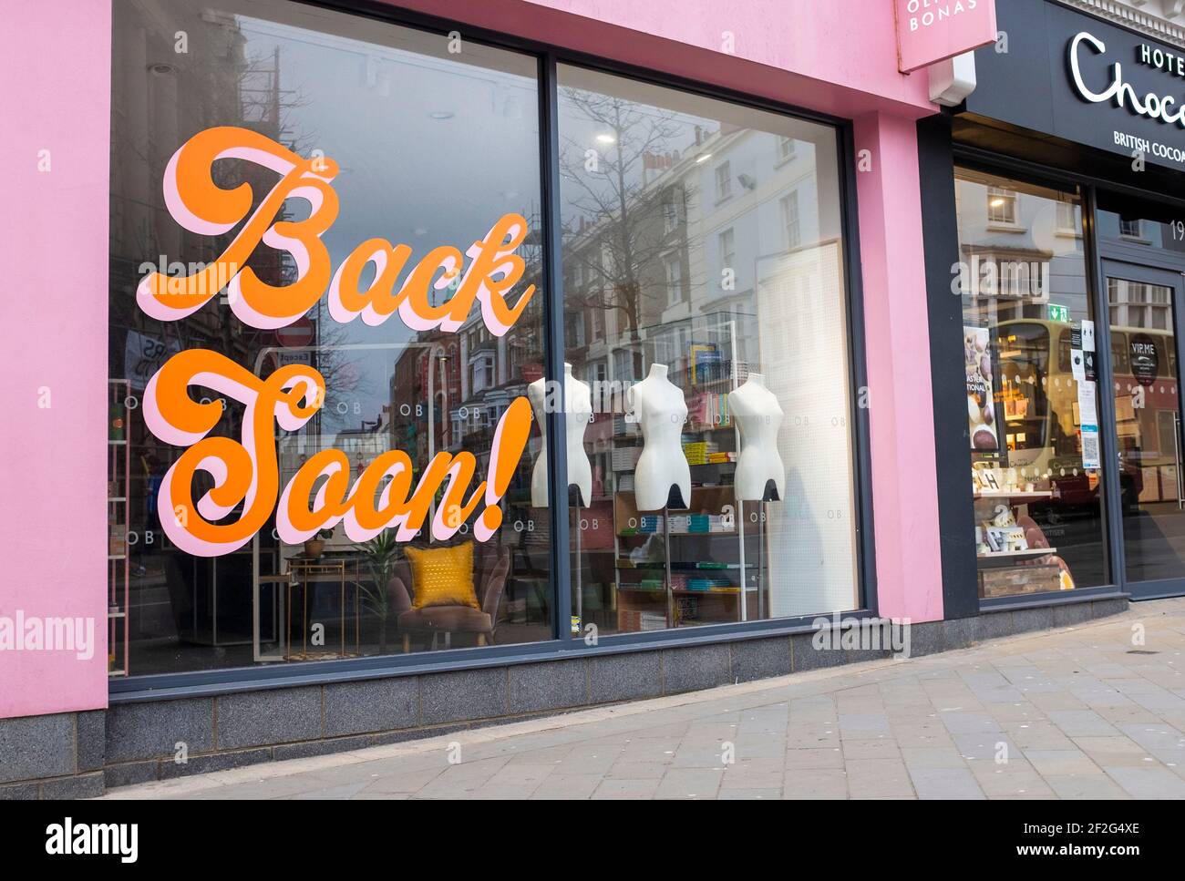 Brighton, Royaume-Uni. 12 février 2021. Une boutique avec le slogan Retour bientôt sur leurs fenêtres à Brighton comme le coronavirus COVID-19 les restrictions de verrouillage continuent en Angleterre : Credit: Simon Dack/Alamy Live News Banque D'Images