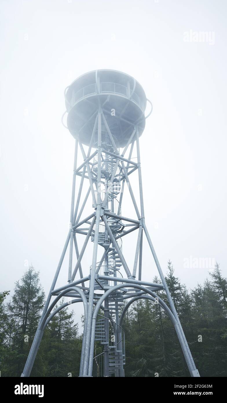 Tour d'observation de montagne dans la forêt par une journée brumeuse. Banque D'Images