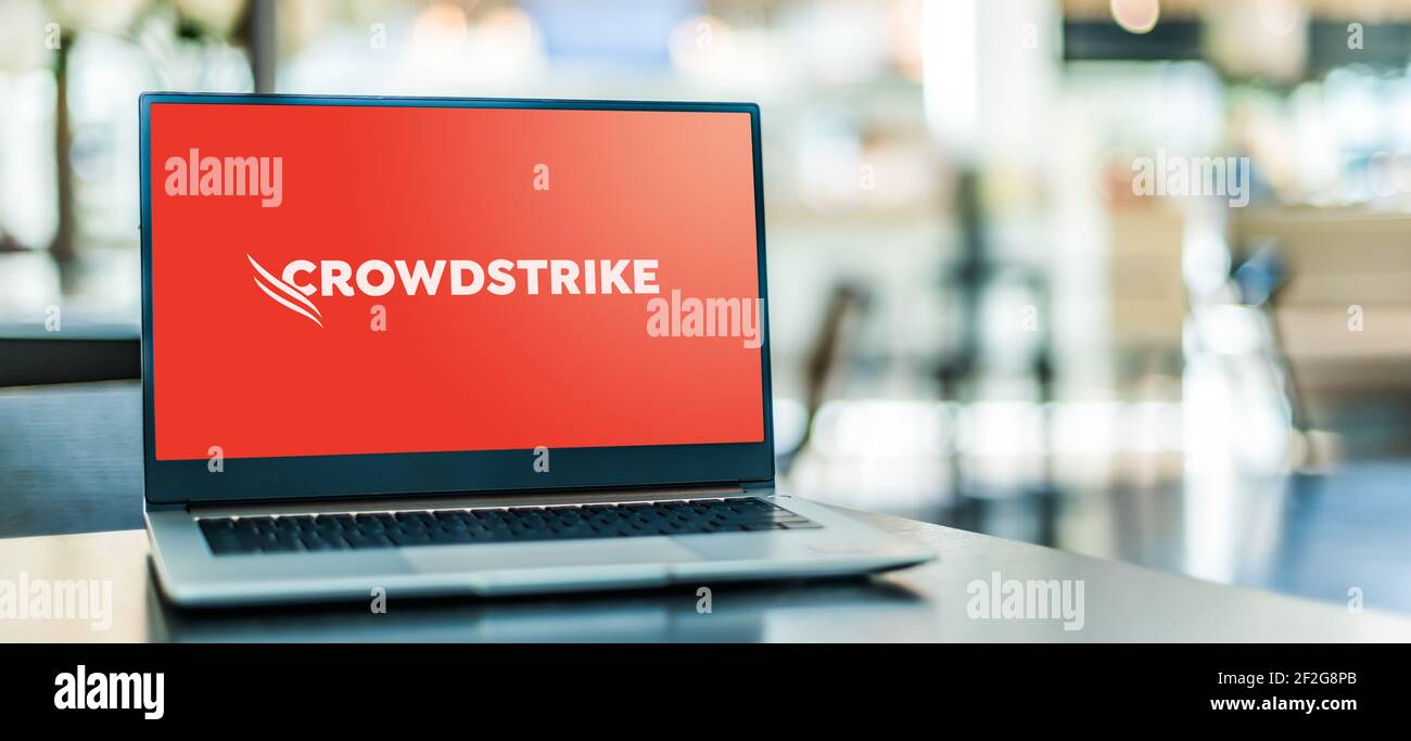 POZNAN, POL - 6 FÉVRIER 2021 : ordinateur portable affichant le logo de CrowdStrike Holdings, une société américaine de technologie de cybersécurité basée à Sunnyvale, C. Banque D'Images