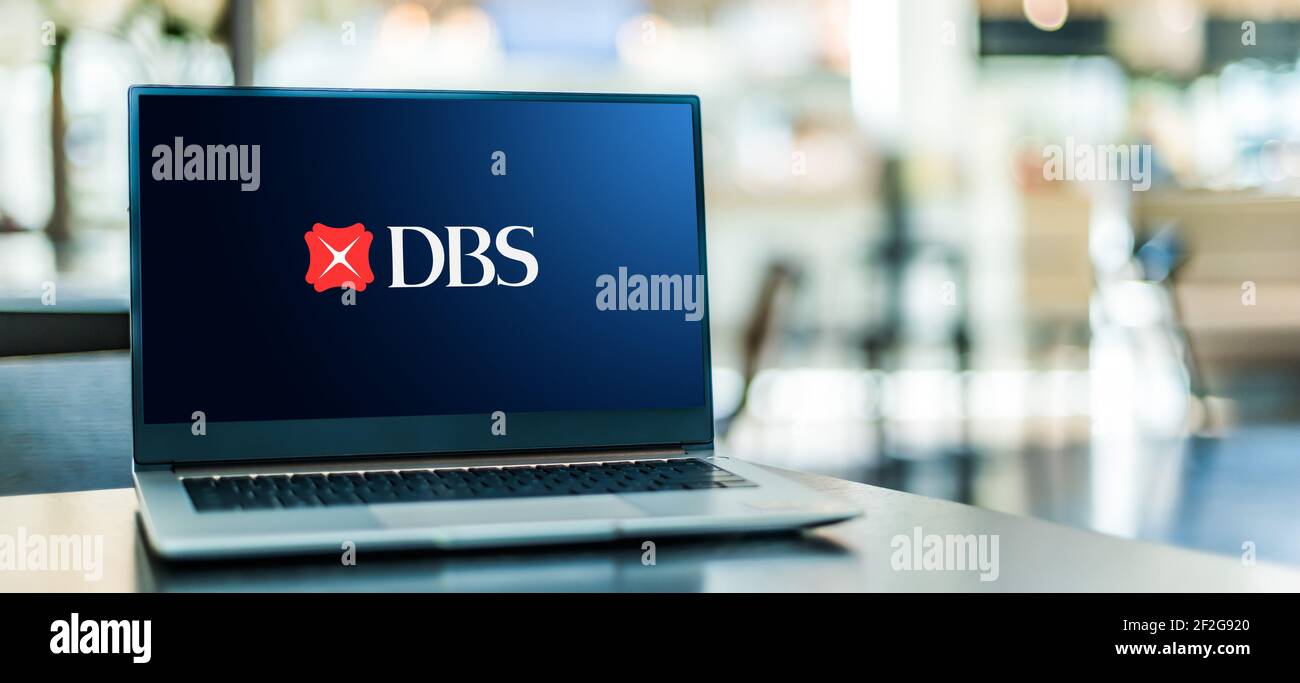 POZNAN, POL - 6 FÉVRIER 2021 : ordinateur portable affichant le logo de DBS Bank, une multinationale de services bancaires et financiers singapourienne headqua Banque D'Images
