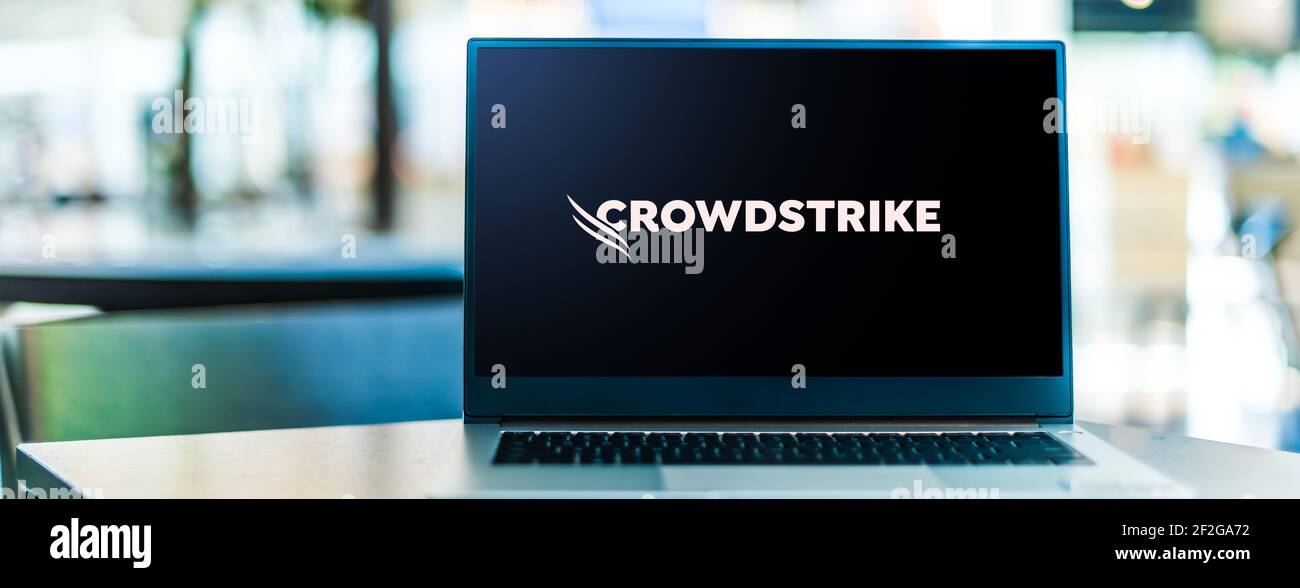 POZNAN, POL - 6 FÉVRIER 2021 : ordinateur portable affichant le logo de CrowdStrike Holdings, une société américaine de technologie de cybersécurité basée à Sunnyvale, C. Banque D'Images