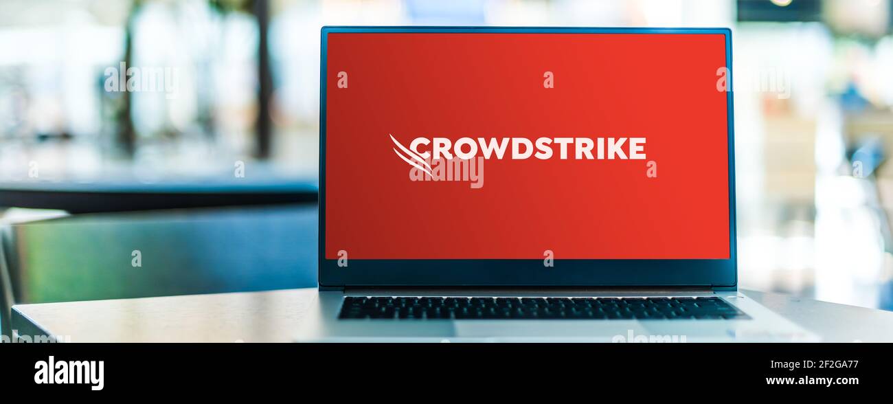 POZNAN, POL - 6 FÉVRIER 2021 : ordinateur portable affichant le logo de CrowdStrike Holdings, une société américaine de technologie de cybersécurité basée à Sunnyvale, C. Banque D'Images