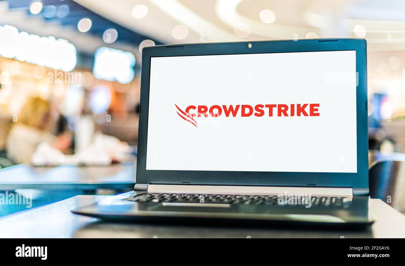 POZNAN, POL - 6 FÉVRIER 2021 : ordinateur portable affichant le logo de CrowdStrike Holdings, une société américaine de technologie de cybersécurité basée à Sunnyvale, C. Banque D'Images