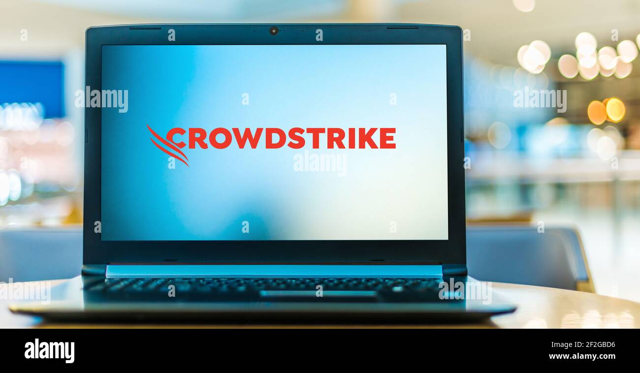 POZNAN, POL - 6 FÉVRIER 2021 : ordinateur portable affichant le logo de CrowdStrike Holdings, une société américaine de technologie de cybersécurité basée à Sunnyvale, C. Banque D'Images