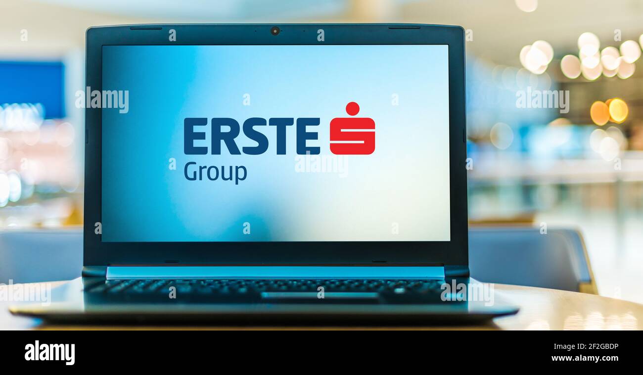 POZNAN, POL - 6 FÉVR. 2021: Ordinateur portable affichant le logo de la Banque du Groupe Erste, l'un des plus grands fournisseurs de services financiers en Europe centrale et orientale Banque D'Images