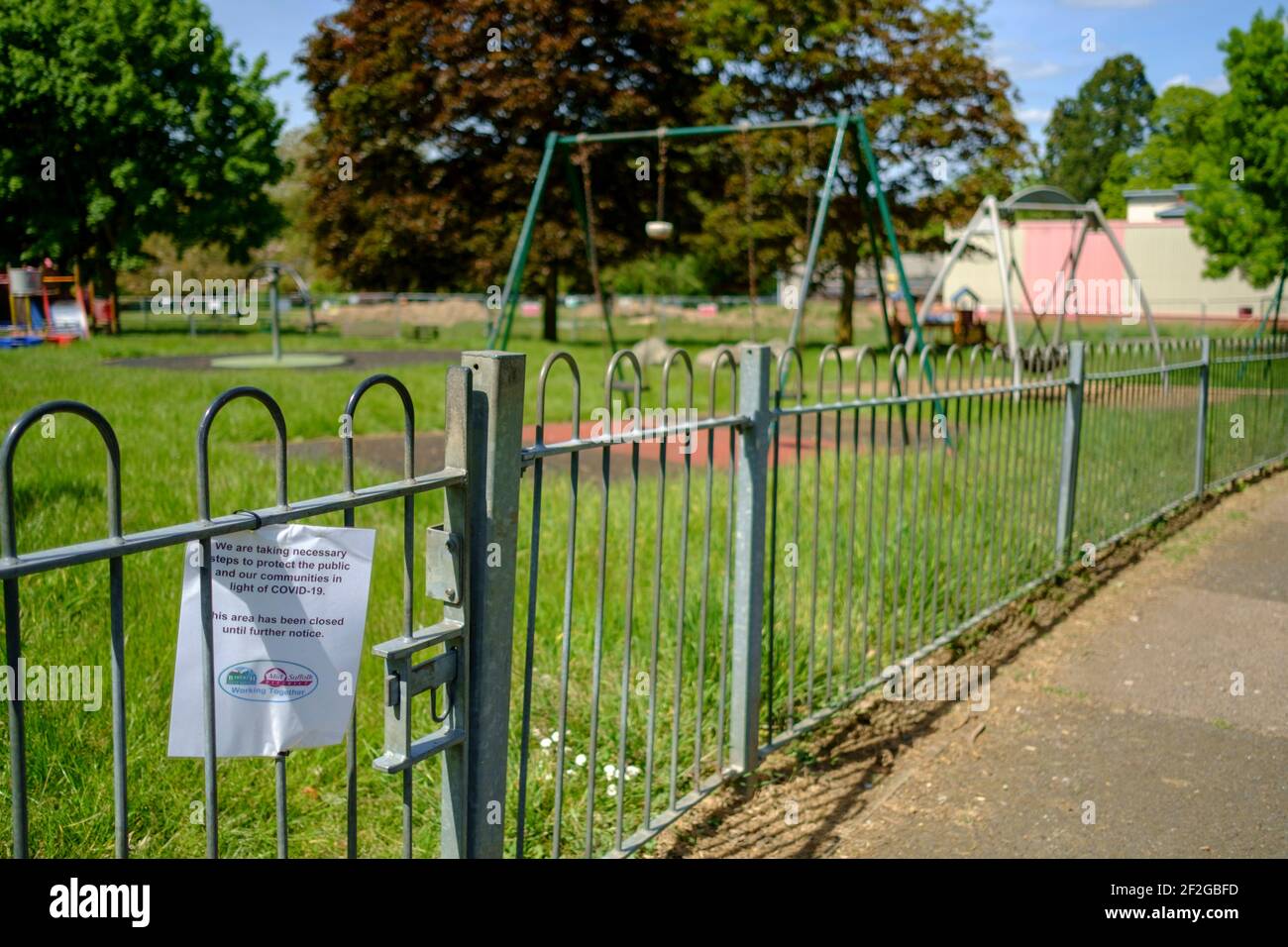 Le NHS Rainbows placé dans des fenêtres pour remercier le NHS pendant La pandémie de Covid-19 Banque D'Images