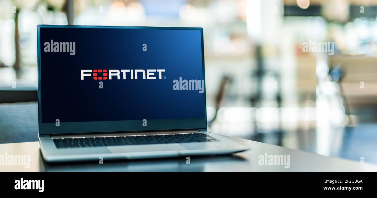 POZNAN, POL - 6 FÉVRIER 2021 : ordinateur portable affichant le logo de Fortinet, une entreprise qui développe et vend des solutions de cybersécurité, y compris des pare-feu Banque D'Images