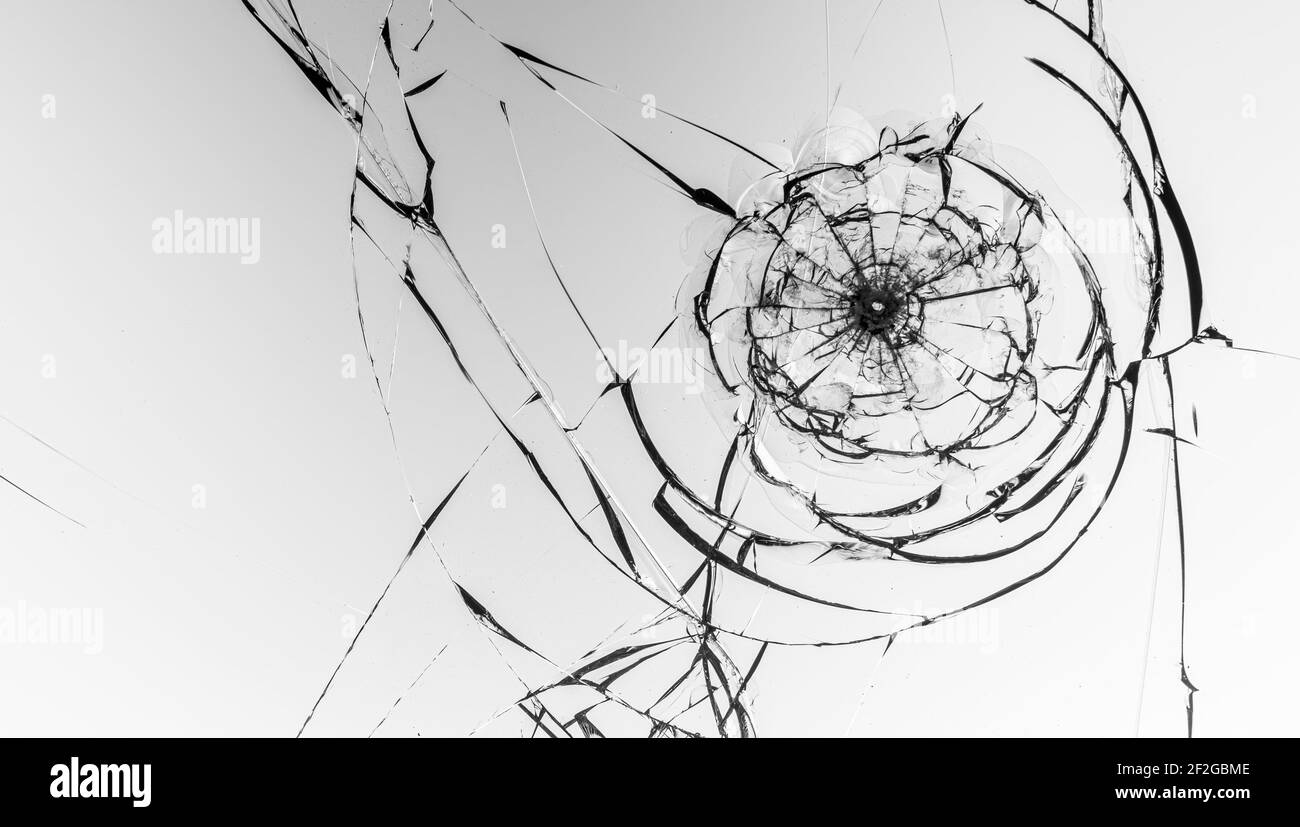 Fissures sur le verre sur fond blanc. Banque D'Images