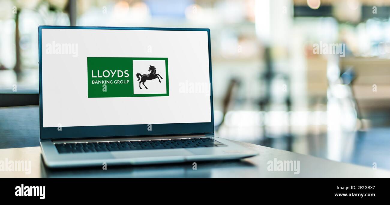 POZNAN, POL - 6 FÉVR. 2021: Ordinateur portable affichant le logo de Lloyds Banking Group, une institution financière britannique formée par l'acquisition de Banque D'Images