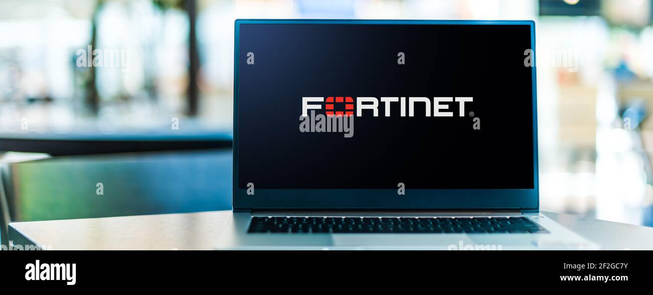 POZNAN, POL - 6 FÉVRIER 2021 : ordinateur portable affichant le logo de Fortinet, une entreprise qui développe et vend des solutions de cybersécurité, y compris des pare-feu Banque D'Images