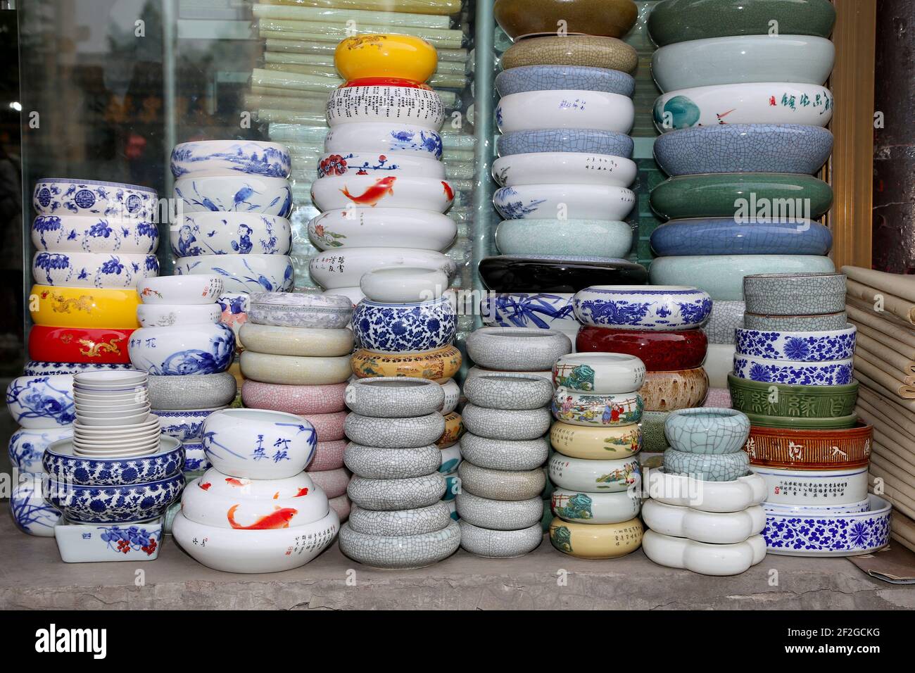 Vaisselle En Céramique Traditionnelle Chinoise À Un Marché Chinois