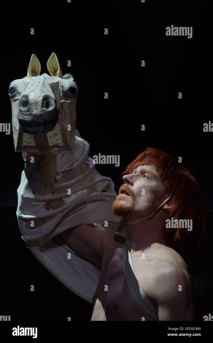 12 Mars 2021, Saxe-Anhalt, Magdebourg: Lennart Morgenstern comme Schimmelreiter Hauke Haien répète une scène de la pièce "Der Schimmelreiter" au Puppentheater Magdeburg. Dans sa série de jeux en direct, le Puppentheater Magdeburg joue pour la première fois ce week-end pour les adultes. L'accent est mis sur l'ambitieux et égoïste Hauke Haien, qui s'élève d'humbles débuts pour devenir un décompte de digues. C'est le cinquième jeu à être montré en direct. Selon le théâtre, plus de 3200 billets pour les streaming ont été vendus jusqu'à présent. Photo: Klaus-Dietmar Gabbert/dpa-Zentralbild Banque D'Images