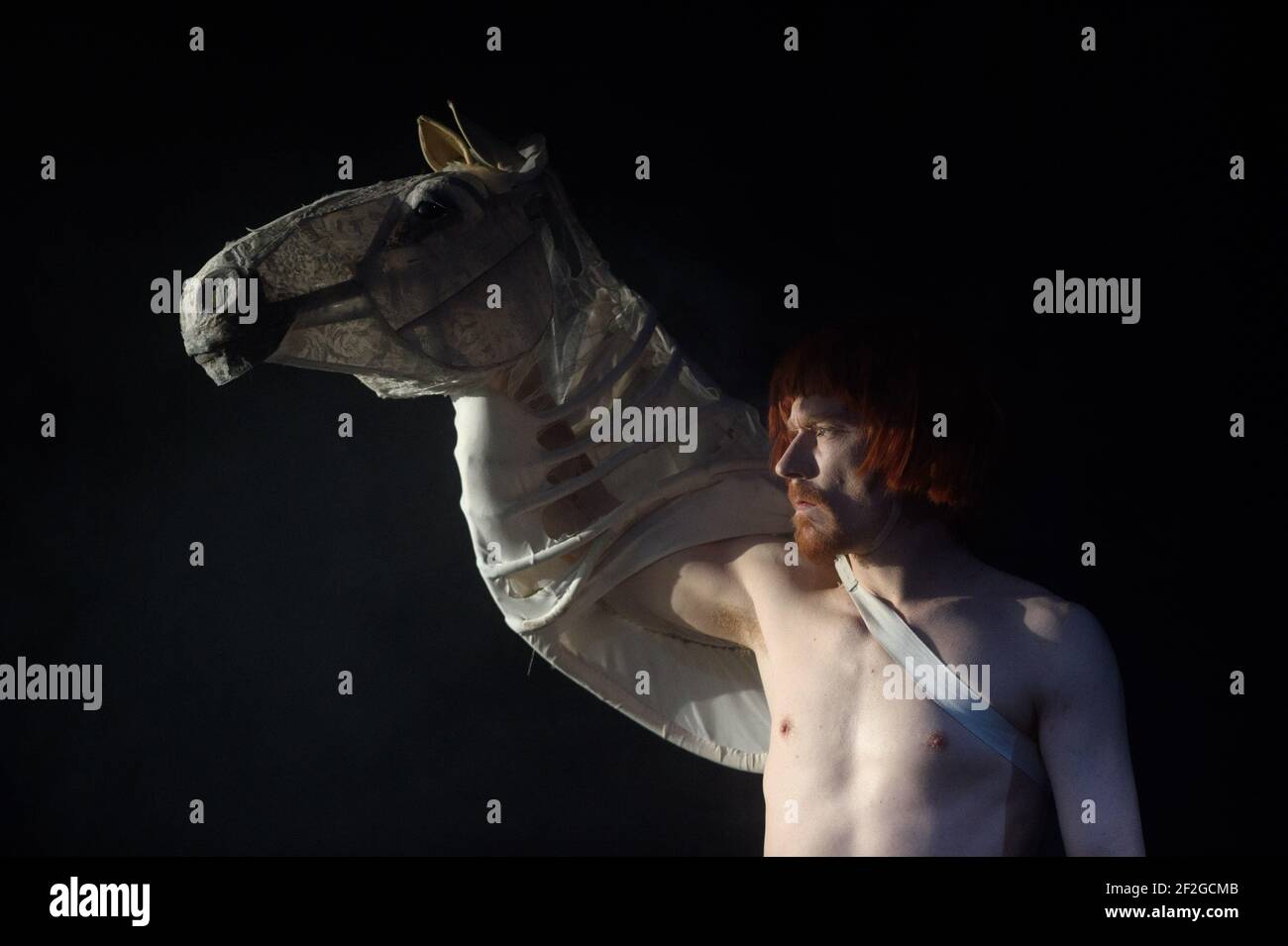 12 Mars 2021, Saxe-Anhalt, Magdebourg: Lennart Morgenstern comme Schimmelreiter Hauke Haien répète une scène de la pièce "Der Schimmelreiter" au Puppentheater Magdeburg. Dans sa série de jeux en direct, le Puppentheater Magdeburg joue pour la première fois ce week-end pour les adultes. L'accent est mis sur l'ambitieux et égoïste Hauke Haien, qui s'élève d'humbles débuts pour devenir un décompte de digues. C'est le cinquième jeu à être montré en direct. Selon le théâtre, plus de 3200 billets pour les streaming ont été vendus jusqu'à présent. Photo: Klaus-Dietmar Gabbert/dpa-Zentralbild Banque D'Images