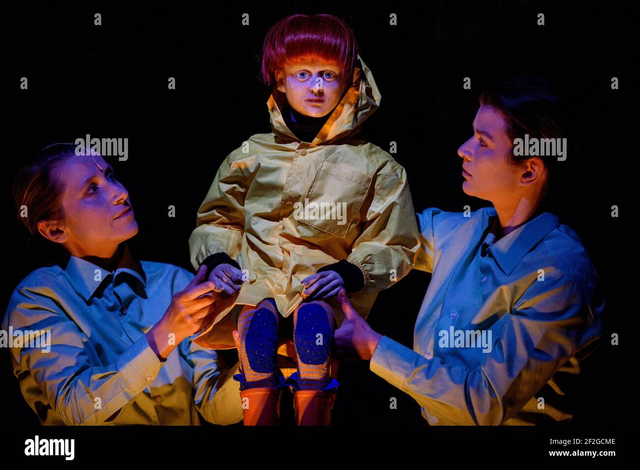 12 Mars 2021, Saxe-Anhalt, Magdebourg: Jana Weichelt (l) et Freda Winter (r) jouent la marionnette Hauke Haien pendant la répétition de la pièce 'Der Schimmelreiter'. Dans sa série de jeux en direct, le Puppentheater Magdeburg joue pour la première fois ce week-end pour les adultes. L'accent est mis sur l'ambitieux et égoïste Hauke Haien, qui s'élève d'humbles débuts pour devenir un décompte de digues. C'est le cinquième jeu à être montré en direct. Selon le théâtre, plus de 3200 billets pour les streaming ont été vendus jusqu'à présent. Photo: Klaus-Dietmar Gabbert/dpa-Zentralbild/ZB Banque D'Images