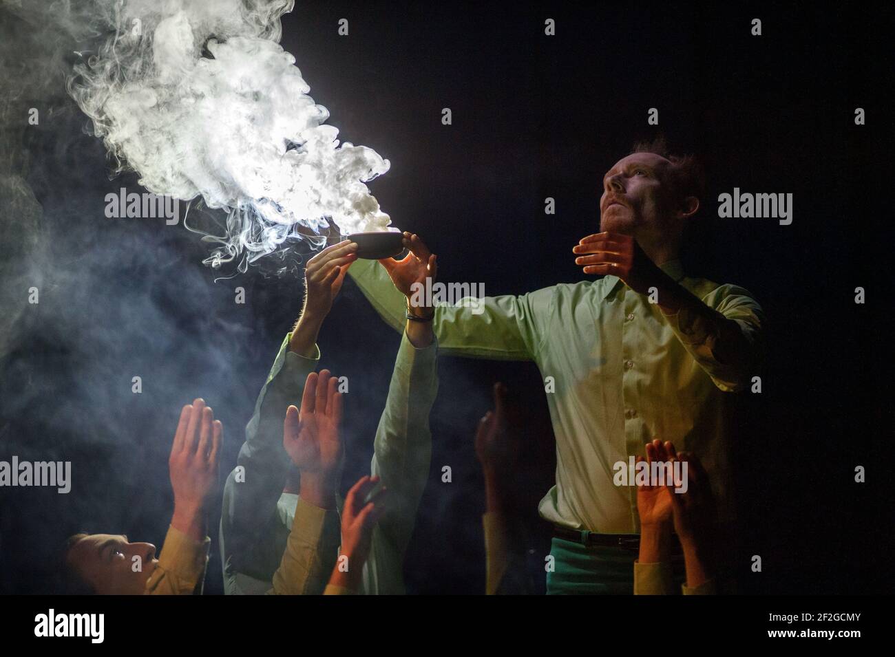 Magdebourg, Allemagne. 12 mars 2021. Lennart Morgenstern répète une scène de la pièce « Der Schimmelreiter » au Puppentheater Magdeburg. Dans sa série de jeux en direct, le Puppentheater Magdeburg joue pour la première fois ce week-end pour les adultes. L'accent est mis sur l'ambitieux et égoïste Hauke Haien, qui s'élève d'humbles débuts pour devenir un décompte de digues. C'est le cinquième jeu à être montré en direct. Selon le théâtre, plus de 3200 billets pour les streaming ont été vendus jusqu'à présent. Credit: Klaus-Dietmar Gabbert/dpa-Zentralbild/ZB/dpa/Alay Live News Banque D'Images
