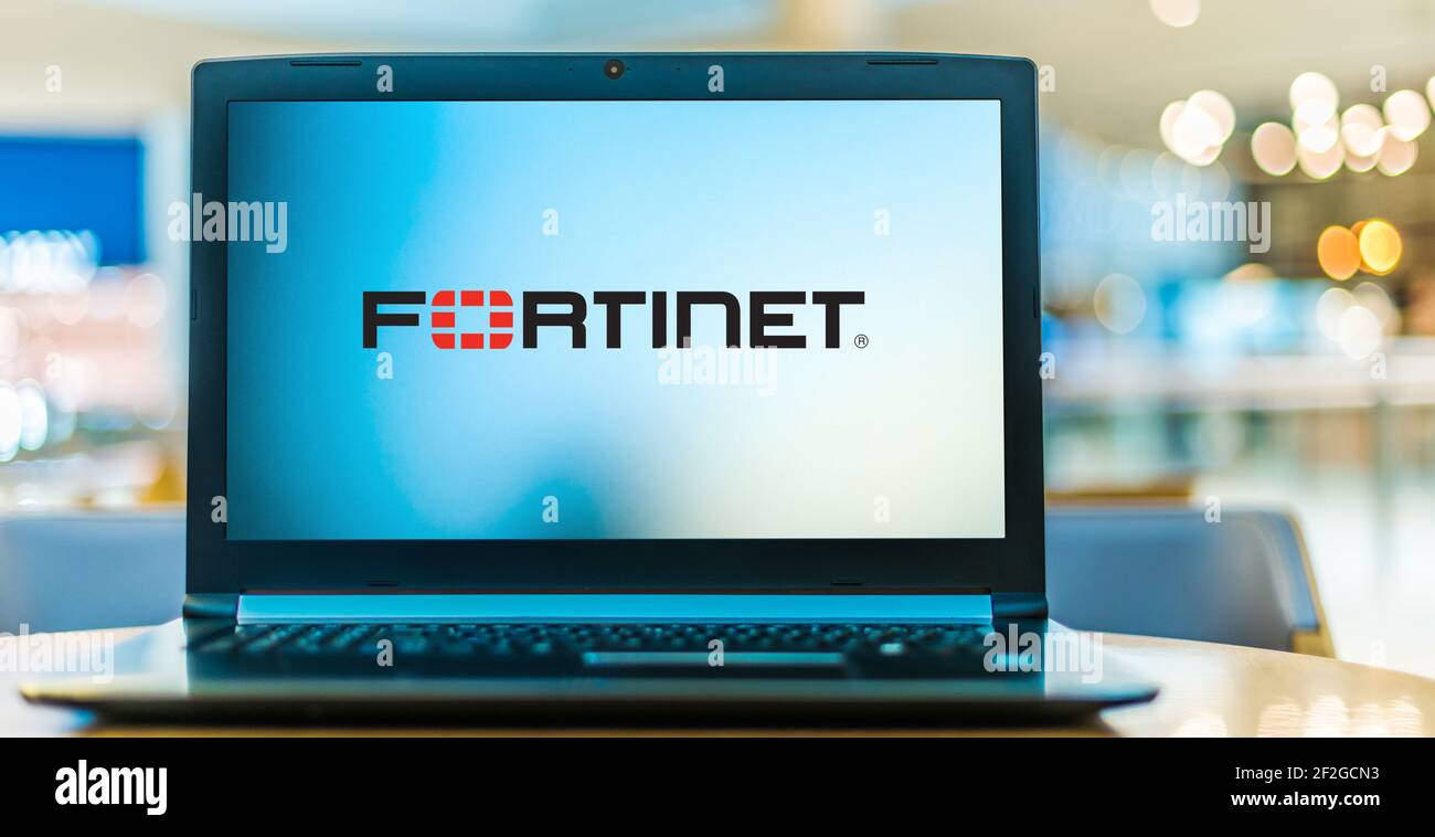 POZNAN, POL - 6 FÉVRIER 2021 : ordinateur portable affichant le logo de Fortinet, une entreprise qui développe et vend des solutions de cybersécurité, y compris des pare-feu Banque D'Images