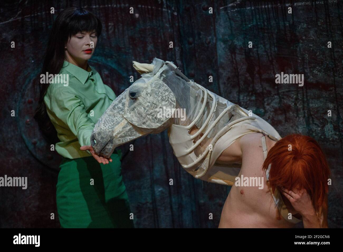 12 Mars 2021, Saxe-Anhalt, Magdebourg: Freda Winter (l) alias Elke et Lennart Morgenstern comme le cavalier blanc Hauke Haien répète une scène de la pièce 'der Schimmelreiter' au Puppentheater Magdeburg. Dans sa série de jeux en direct, le Puppentheater Magdeburg joue pour la première fois ce week-end pour les adultes. L'accent est mis sur l'ambitieux et égoïste Hauke Haien, qui s'élève d'humbles débuts pour devenir un décompte de digues. C'est le cinquième jeu à être montré en direct. Selon le théâtre, plus de 3200 billets pour les streaming ont été vendus jusqu'à présent. Photo : Banque D'Images