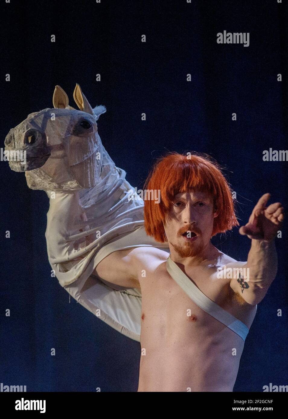 12 Mars 2021, Saxe-Anhalt, Magdebourg: Lennart Morgenstern comme Schimmelreiter Hauke Haien répète une scène de la pièce "Der Schimmelreiter" au Puppentheater Magdeburg. Dans sa série de jeux en direct, le Puppentheater Magdeburg joue pour la première fois ce week-end pour les adultes. L'accent est mis sur l'ambitieux et égoïste Hauke Haien, qui s'élève d'humbles débuts pour devenir un décompte de digues. C'est le cinquième jeu à être montré en direct. Selon le théâtre, plus de 3200 billets pour les streaming ont été vendus jusqu'à présent. Photo: Klaus-Dietmar Gabbert/dpa-Zentralbild Banque D'Images