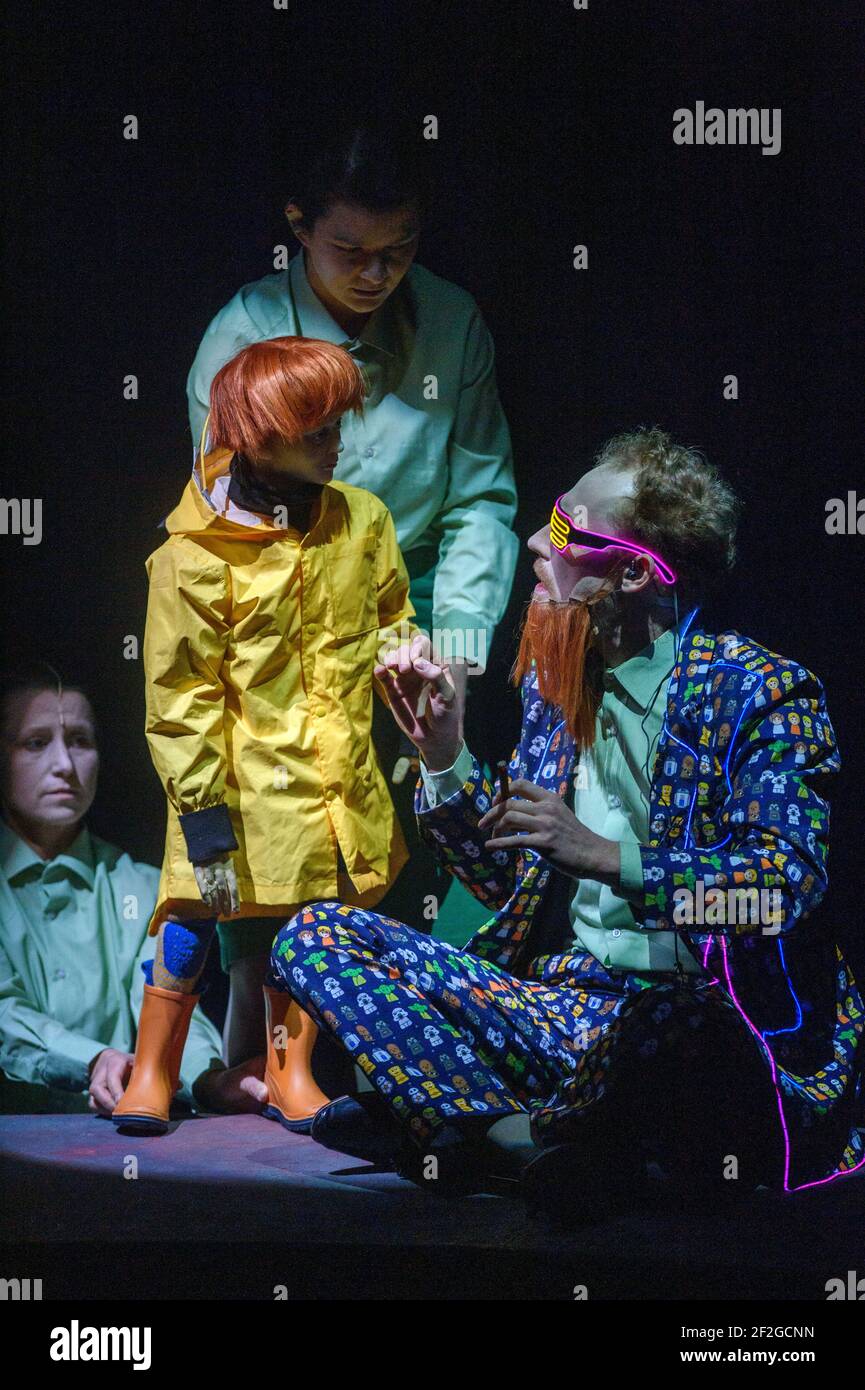 12 mars 2021, Saxe-Anhalt, Magdebourg: Jana Weichelt (l) et Freda Winter (m) jouent la marionnette Hauke Haien parlant à Euclid, jouée par Lennart Morgenstern (r), lors de la répétition de la pièce 'der Schimmelreiter'. Dans sa série de jeux en direct, le Puppentheater Magdeburg joue pour la première fois ce week-end pour les adultes. L'accent est mis sur l'ambitieux et égoïste Hauke Haien, qui s'élève d'humbles débuts pour devenir un décompte de digues. C'est le cinquième jeu à être montré en direct. Selon le théâtre, plus de 3200 billets pour les streaming ont été vendus ainsi fa Banque D'Images