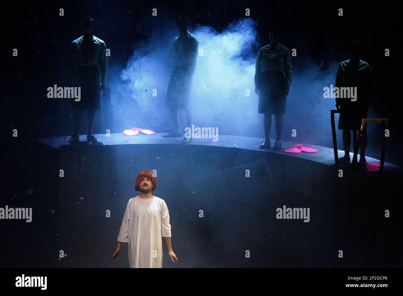 12 Mars 2021, Saxe-Anhalt, Magdebourg: Florian Kräuter répète une scène de la pièce "Der Schimmelreiter" comme Hauke Haien au Puppentheater Magdeburg. Dans sa série de jeux en direct, le Puppentheater Magdeburg joue pour la première fois ce week-end pour les adultes. L'accent est mis sur l'ambitieux et égoïste Hauke Haien, qui s'élève d'humbles débuts pour devenir un décompte de digues. C'est le cinquième jeu à être montré en direct. Selon le théâtre, plus de 3200 billets pour les streaming ont été vendus jusqu'à présent. Photo: Klaus-Dietmar Gabbert/dpa-Zentralbild/ZB Banque D'Images