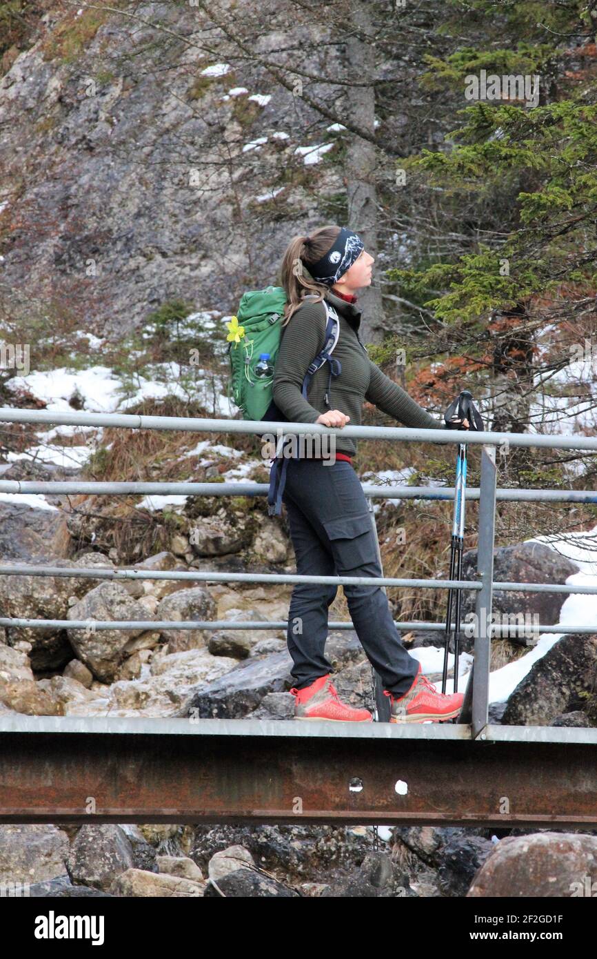 Randonnée en montagne près de Mittenwald à la Hochlandhütte, pont sur le cours d'eau de montagne, Europe, Allemagne, Bavière, haute-Bavière, Werdenfels Banque D'Images