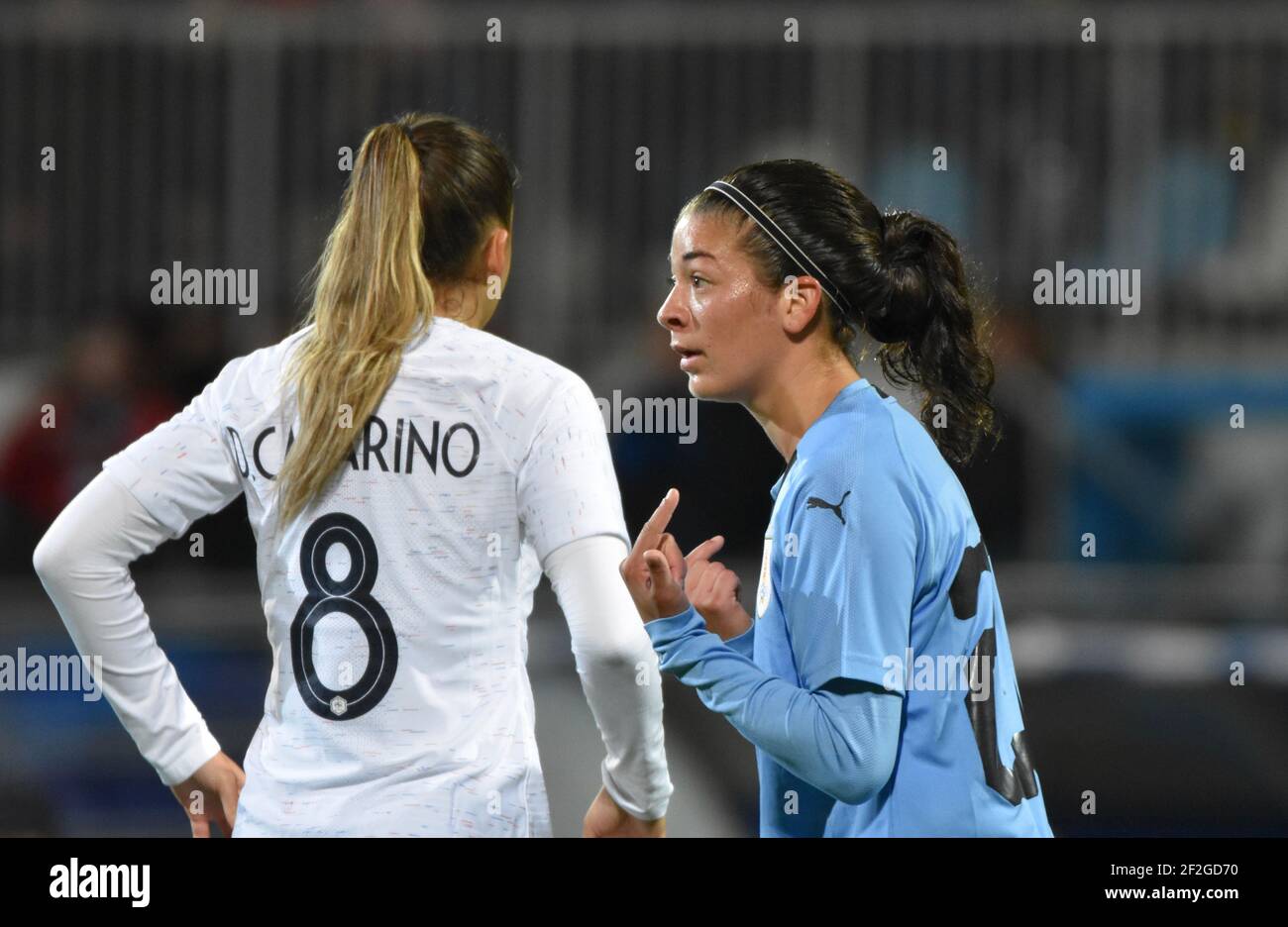 Delphine Cascarino de France et Lorena Grana d'Uruguay lors du match de football  féminin 2019 entre la France et l'Uruguay le 4 mars 2019 au stade de la  Vallée du cher à