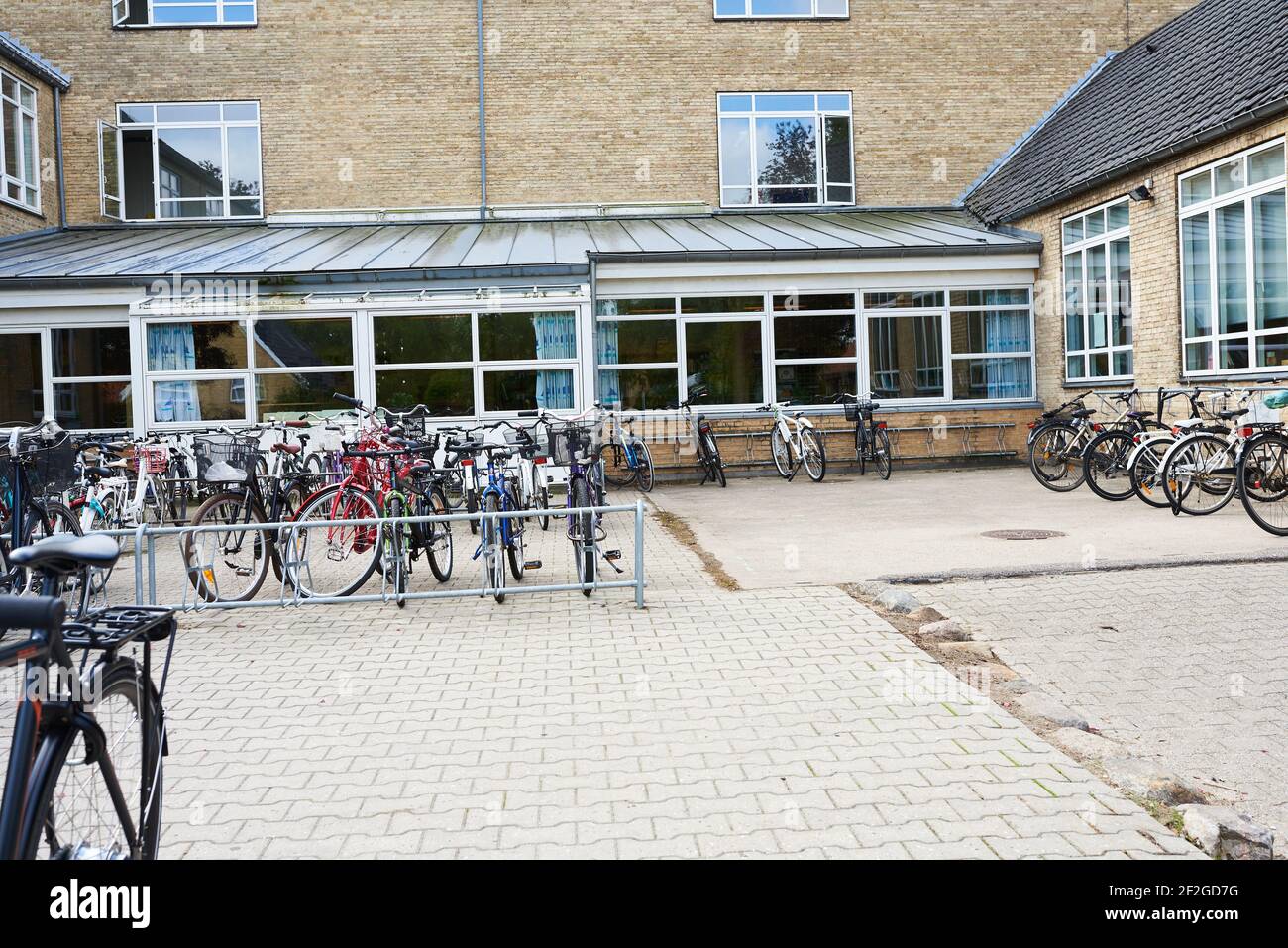 place de parking pour vélos dans une cour d'école Banque D'Images