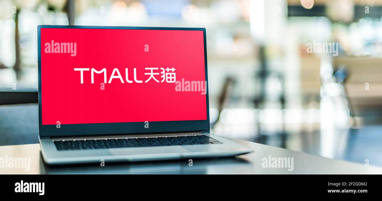 POZNAN, POL - 6 FÉVRIER 2021 : ordinateur portable affichant le logo de Tmall.com, un site Web en chinois pour la vente en ligne entre entreprises et consommateurs, filé f Banque D'Images