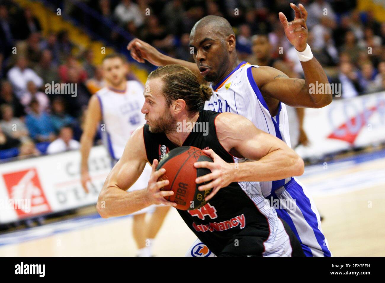 Vaughn DUGGINS (44 SLUC), Lionel CHAMLERS (8 CCRB), pendant le basket Pro-A français , CCRB (Champagne Chalons Reims basket) et SLUC NANCY, à Reims, France, le 11 octobre 2014. Photo Anthony Serpe / DPPI Banque D'Images