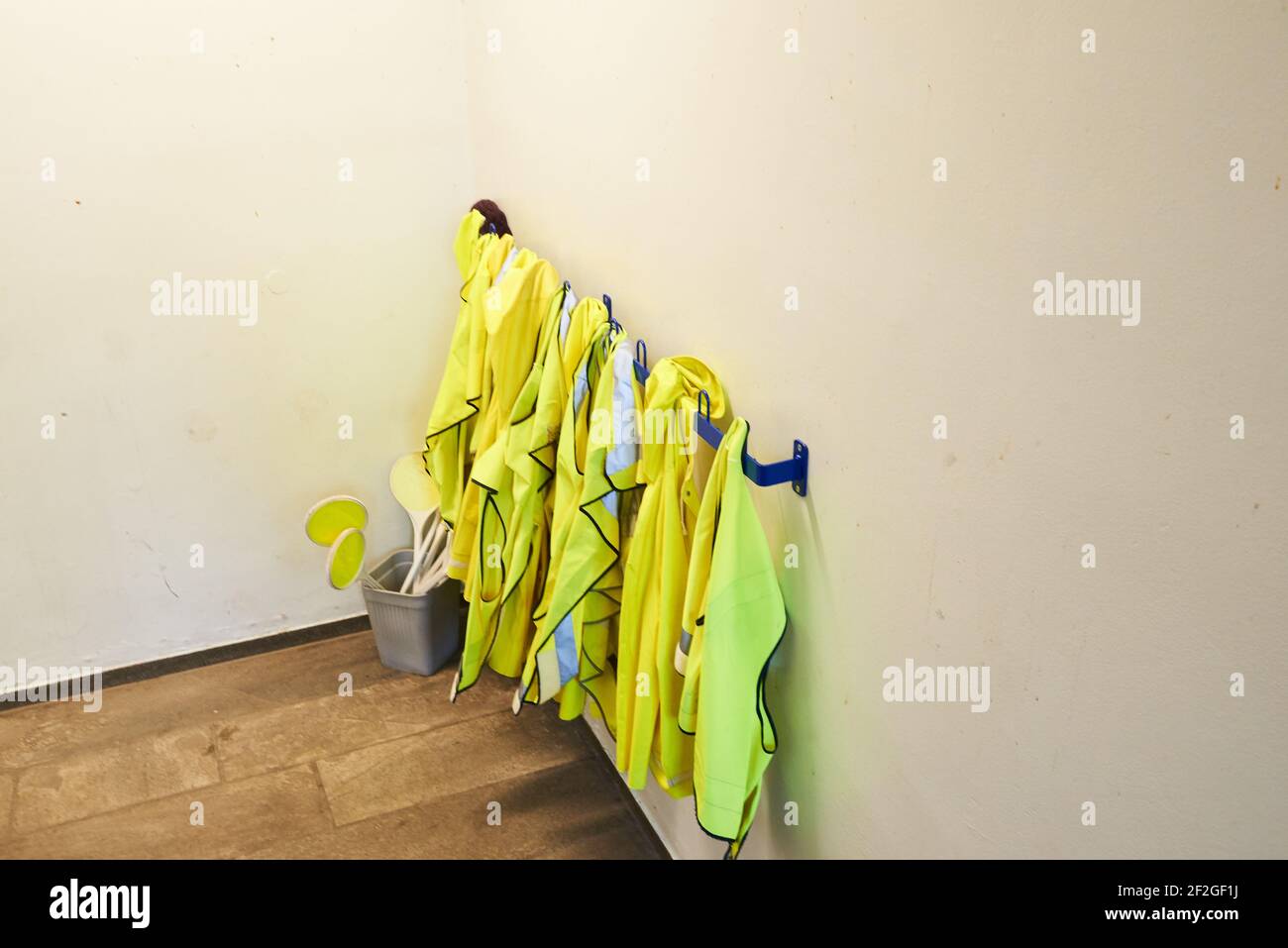 sécurité jaune à l'ouest accroché à des coins dans une école Banque D'Images