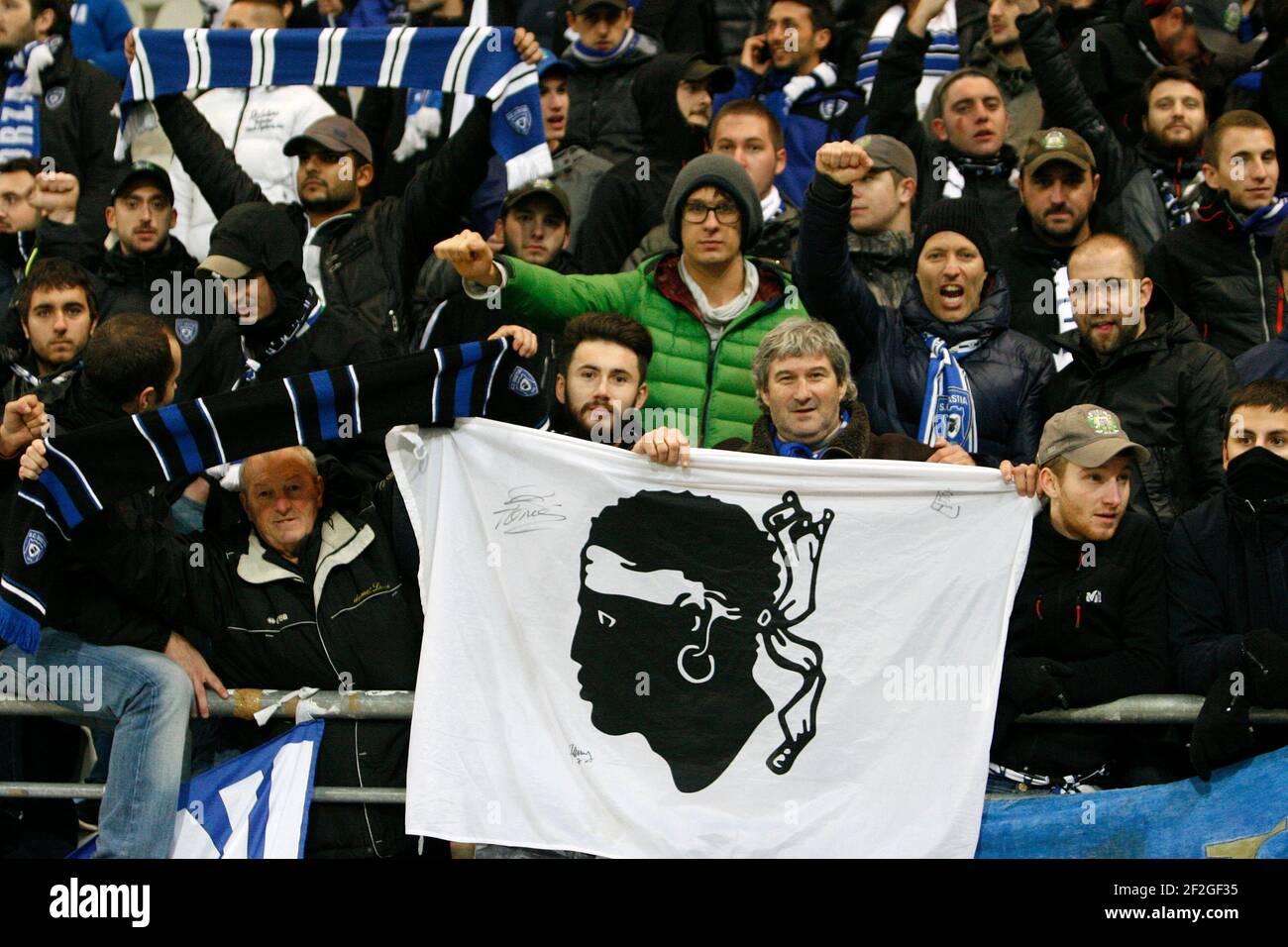 Supporters de Bastia lors du match de football de championnat français L1 entre Reims et Bastia le 29 novembre 2014 au stade Auguste Delaune à Reims, France. Photo Anthony Serpe / DPPI Banque D'Images