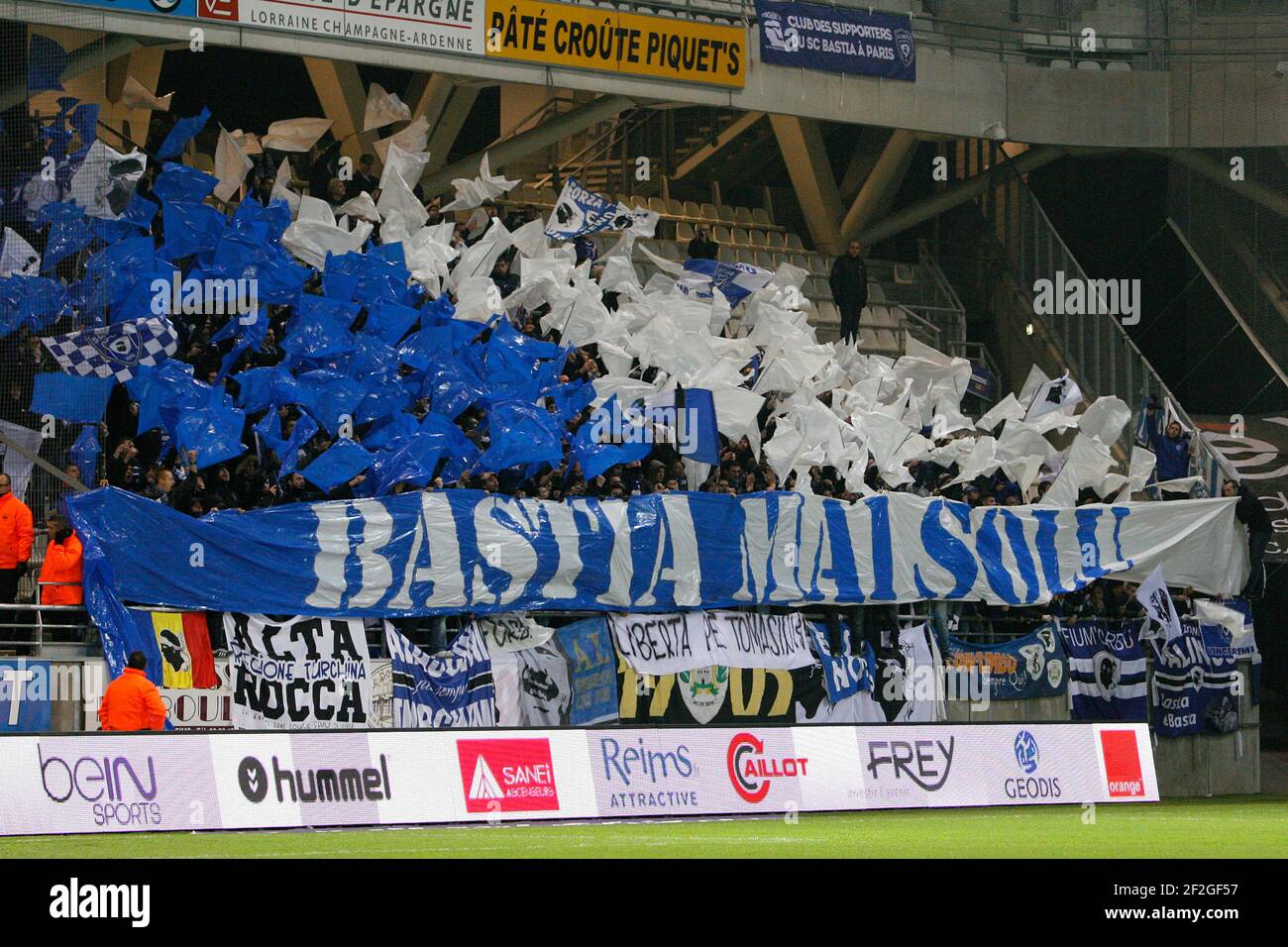 Supporters de Bastia lors du match de football de championnat français L1 entre Reims et Bastia le 29 novembre 2014 au stade Auguste Delaune à Reims, France. Photo Anthony Serpe / DPPI Banque D'Images
