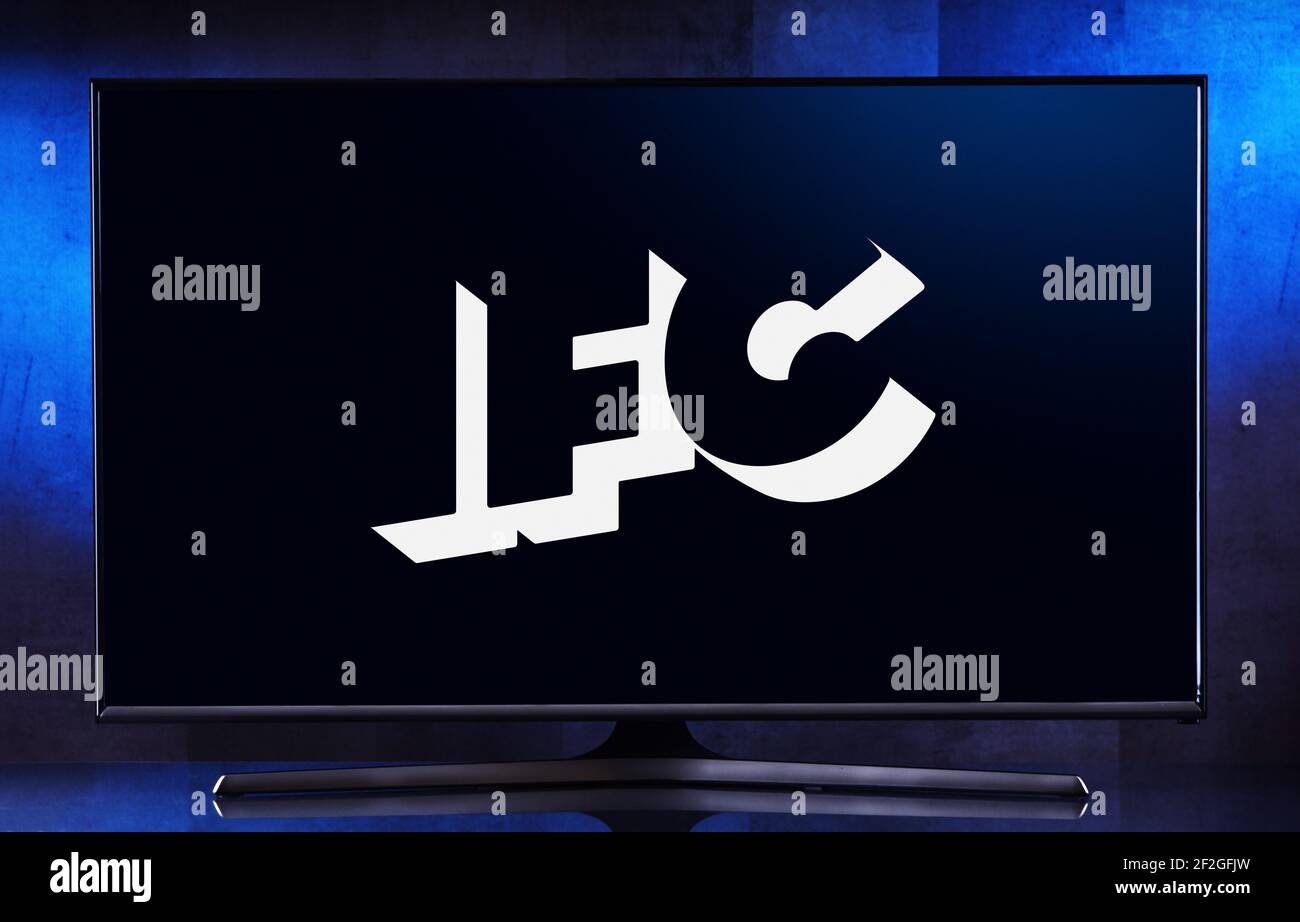 POZNAN, POL - 6 FÉVRIER 2021 : téléviseur à écran plat affichant le logo de IFC, une chaîne câblée américaine de base appartenant à AMC Networks Banque D'Images