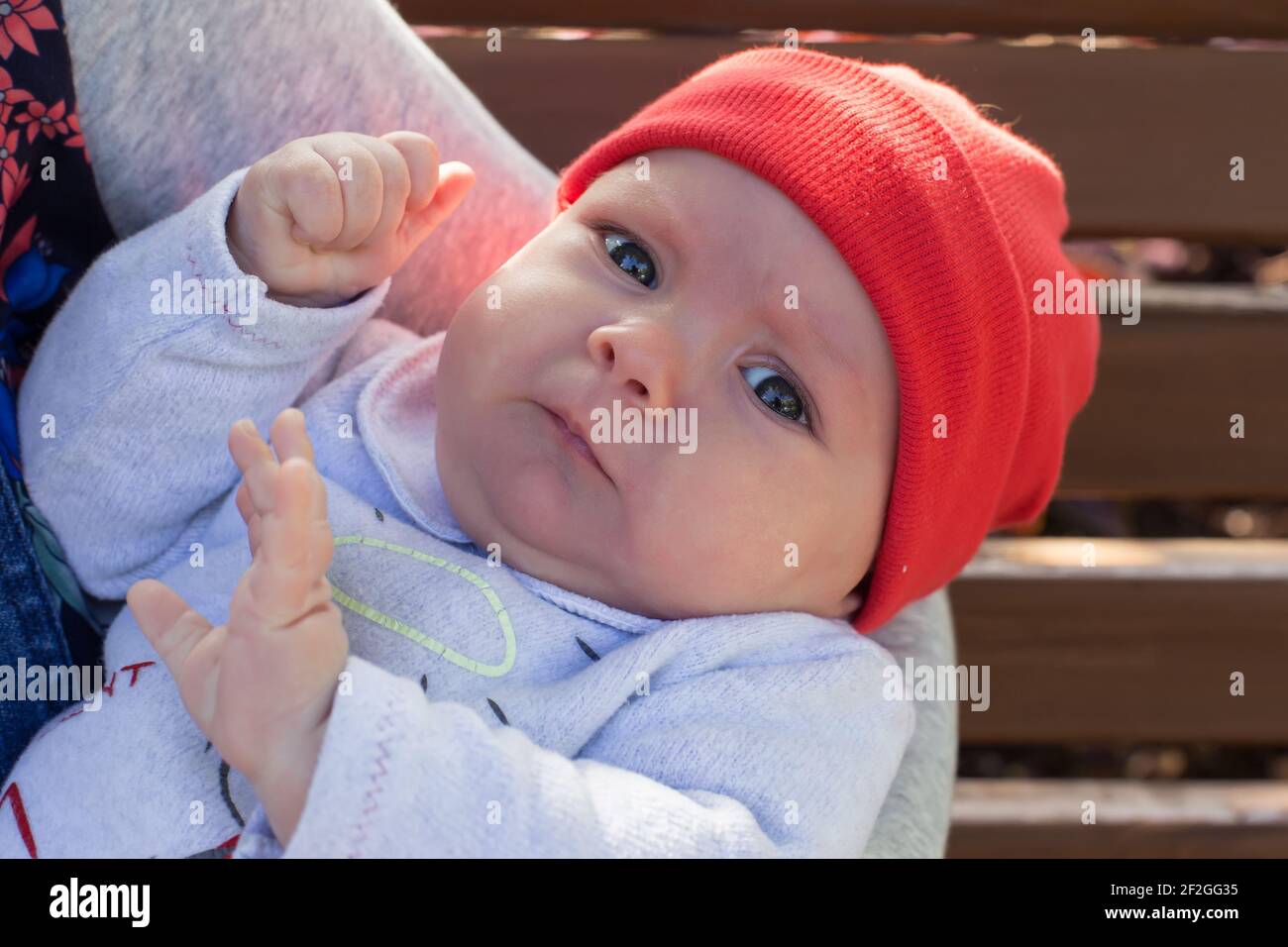 Bébé nouveau-né est dans les bras de sa mère pour une marche. Gros plan. Mise au point sélective. Banque D'Images