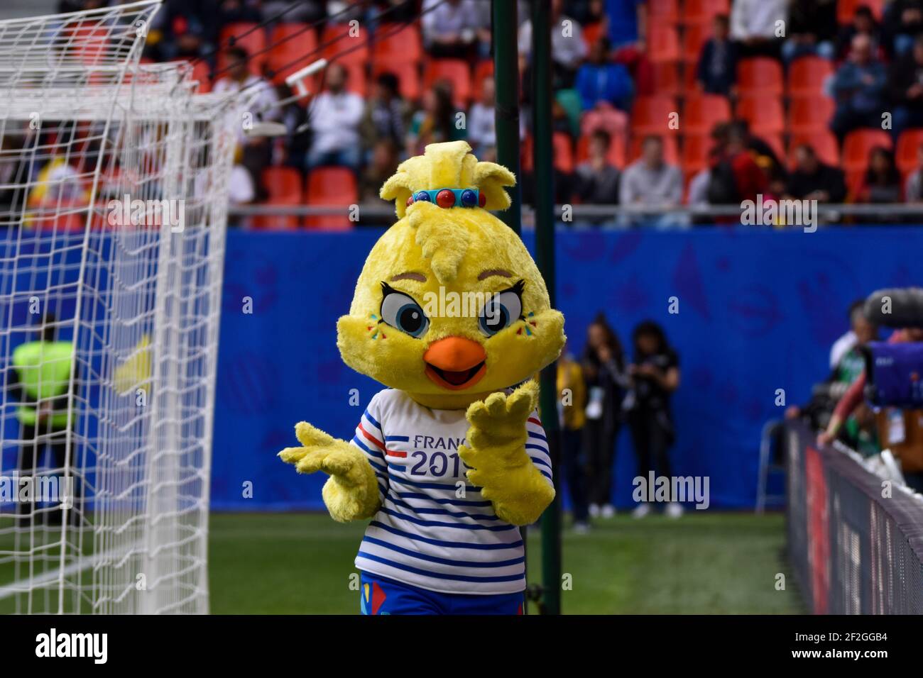 La mascotte officielle de la compétition nommée Estie lors de la coupe du monde de la FIFA féminine France 2019, match de football du Groupe B entre l'Allemagne et l'Espagne le 12 juin 2019 au stade Hainaut à Valenciennes, France - photo Antoine Massinon / A2M Sport Consulting / DPPI Banque D'Images