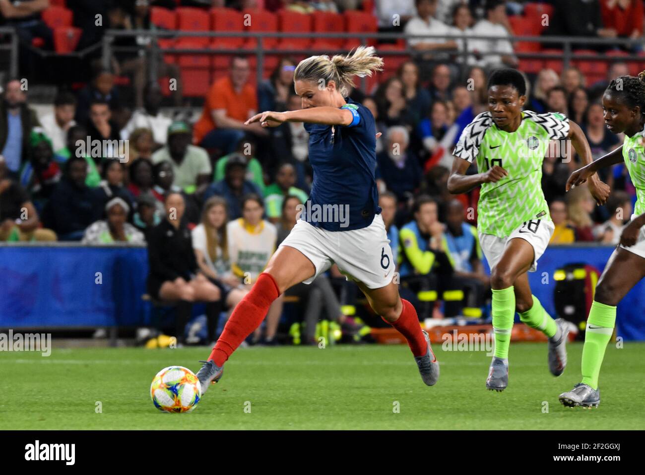 Amandine Henry de France dans un duel pour le ballon contre Halimatu Ayinde du Nigeria pendant la coupe du monde des femmes de la FIFA France 2019, Group A football match entre le Nigeria et la France le 17 juin 2019 au stade Roazhon Park à Rennes, France - photo Melanie Laurent / A2M Sport Consulting / DPPI Banque D'Images