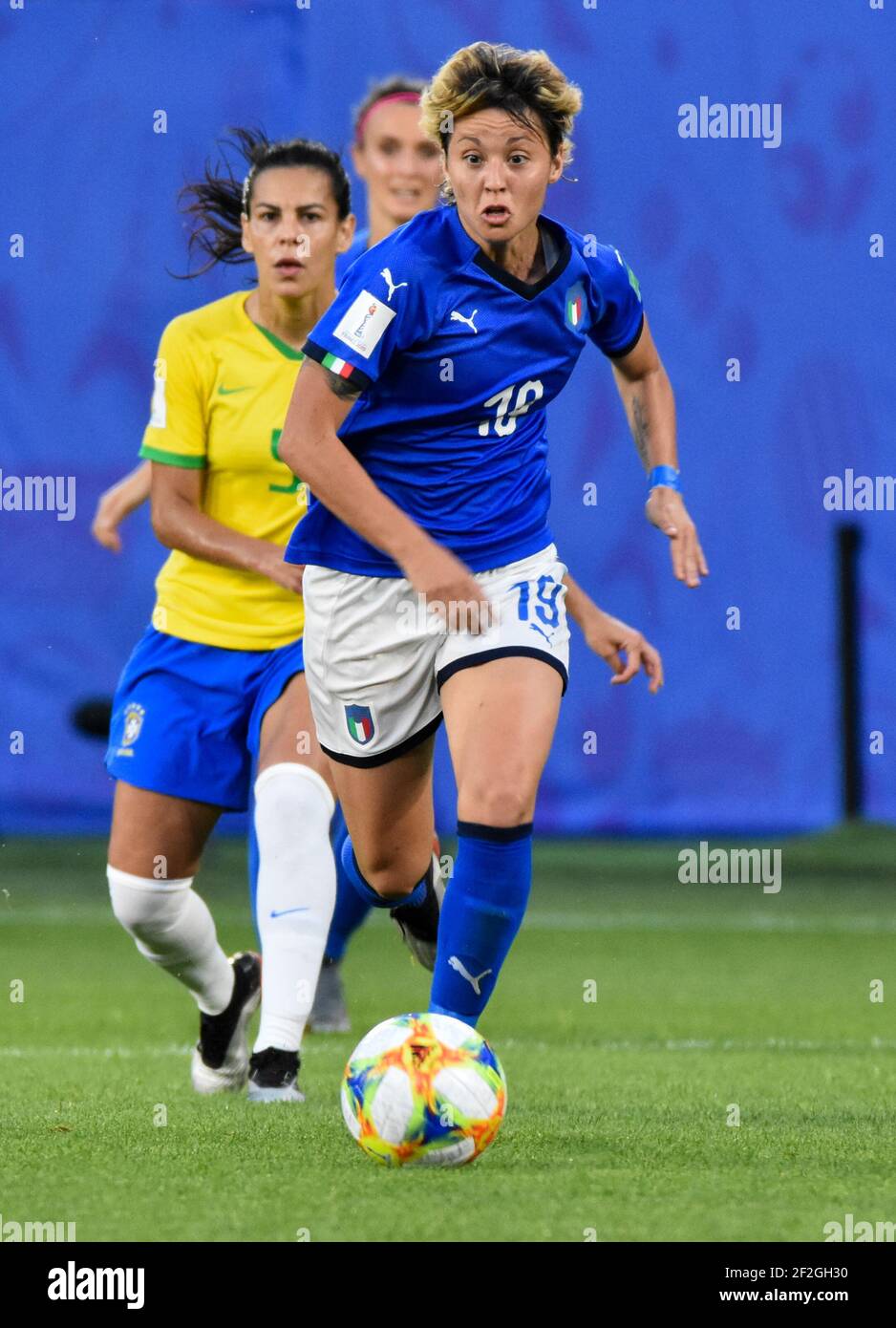 Valentina Giacinti, d'Italie, contrôle le ballon lors de la coupe du monde  des femmes de la FIFA France 2019, le match de football du Groupe C entre  l'Italie et le Brésil le