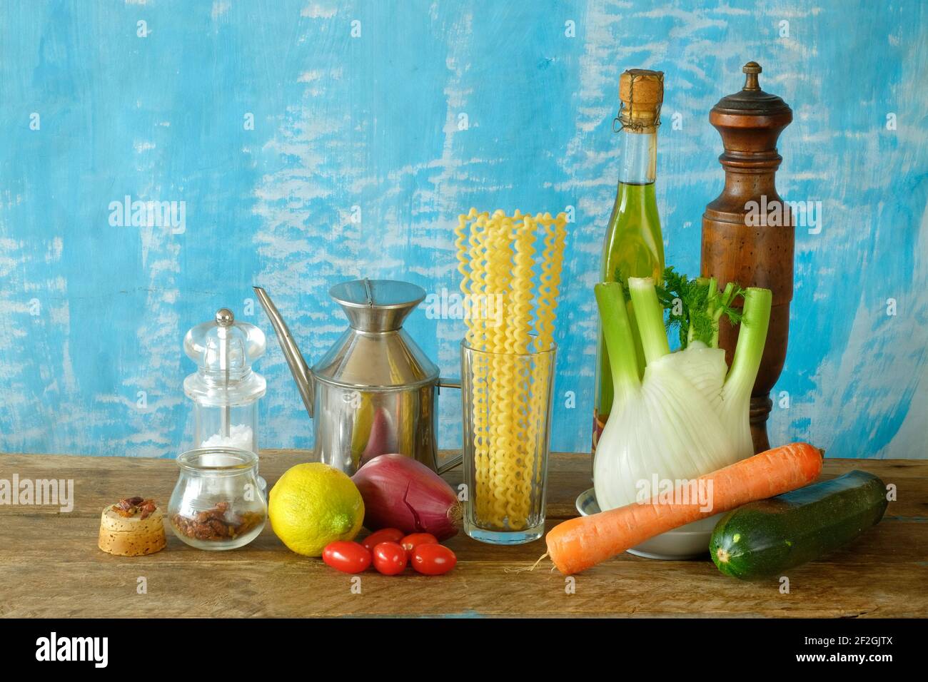 Régime méditerranéen, plat de pâtes au fenouil, citron et légumes, nourriture végétarienne, concept de saine alimentation Banque D'Images